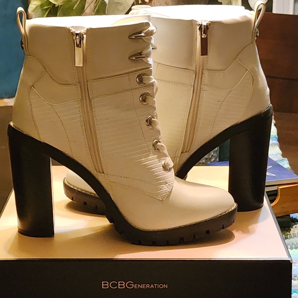 BCBGeneration Lace-up w/side zipper Size 9M/40 Bright White